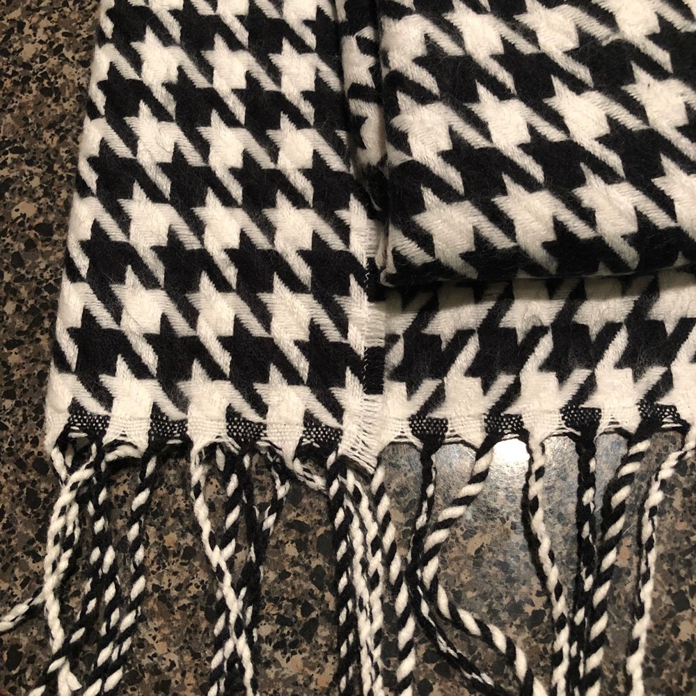 BRAND NEW Cashmere Houndstooth Scarf